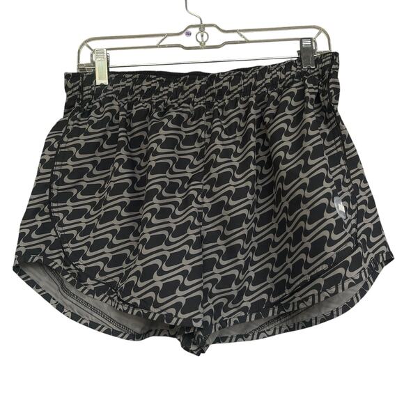Nike Shorts Womens XL Black Gray Dri-FIT Tempo Running Wave Print DQ6356-010 - Picture 1 of 11